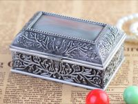 <p>Jewelry Box with Antique Pewter Design High quality jewelry gift box with inner luxury velvet padding jewellery finishing. Model: 2157 Size: 13(L) x 8(W) x 5.5(H)cm Weight: […]</p>
